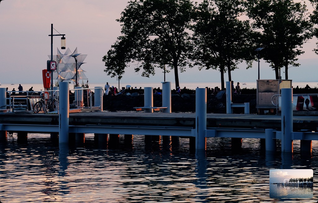 The photograph at 1:1, close on the pier's pillars and the people on it, with a navigator thumbnail in the lower right showing which part is on screen.
